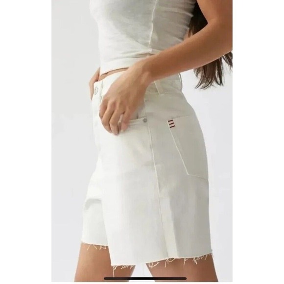 Urban Outfitters BDG 90s Long Inseam Raw Edge Ivory Shorts Sz 24 NEW - Picture 1 of 9